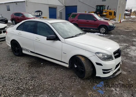 2012 Mercedes-Benz C 250 из США, поврежденный, VIN WDDGF4HB4CR217728